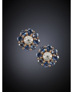 164-PENDIENTES EN FORMA DE FLOR DE BRILLANTE RODEADO DE ZAFIROS. Montura en oro rosa de 18k.