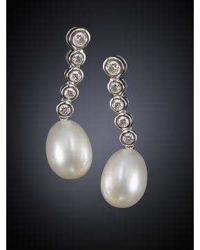 178-PENDIENTES LARGOS DE CHATONES DE BRILLANTES Y PERLA CULTIVADA. TIPO PERA. Montura de oro blanco de 18k. 