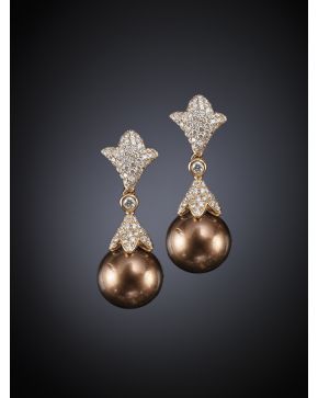 200-PENDIENTES LARGOS CUAJADOS DE BRILLANTES Y PERLA TAHITÍ CHOCOLATE. Montura de oro rosa de 18k. 