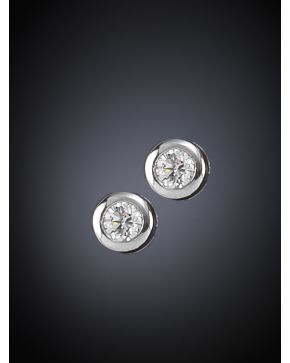 201-PENDIENTES DE CHATON. Montura en oro blanco de 18k. 