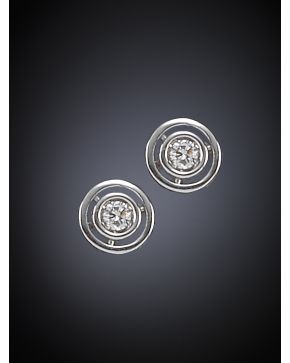 203-PENDIENTES CHATONES DE BRILLANTES DE 0.50CT.APROX CADA UNO. Montura de oro blanco de 18k.