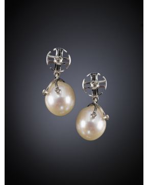 226-PENDIENTES COLGANTES DE PERLAS TALLA PERA Y BRILLANTES.