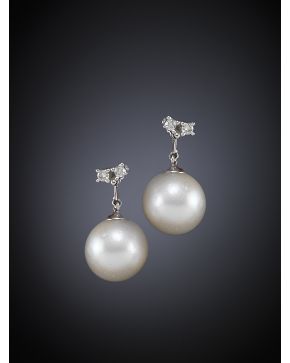 253-PENDIENTES COLGANTES DE BRILLANTES Y PERLAS AUSTRALIANAS DE 10MM. Montura en oro blanco de 18k.