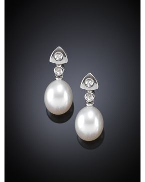 265-PENDIENTES COLGANTES DE BRILLANTES Y PERLAS TALLA PERA. Montura en oro blanco de 18k.