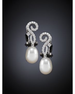 270-PENDIENTES LARGOS DE BRILLANTE Y PERLA CULTIVADA. TIPO PERA. Montura de oro blanco de 18k. 