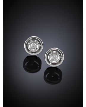 273-PENDIENTES CHATONES DE BRILLANTES. Montura en oro blanco de 18k. 