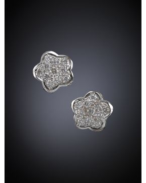 332-PENDIENTES FLORES CUAJADAS DE BRILLANTES. Montura de oro blanco de 18k. 