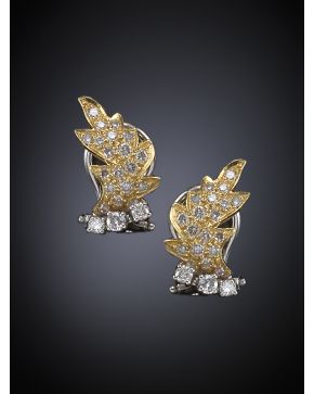 336-PENDIENTES HOJAS DE BRILLANTES. Montura de oro amarillo y blanco de 18k. 