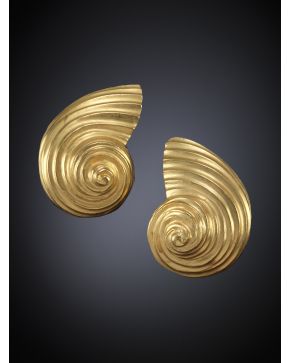 349-PENDIENTES EN FORMA DE CONCHA EN ORO AMARILLO DE 18K. Diseño de Zolotas.