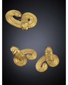 362-PENDIENTES GRIEGOS DE ANIMALES FANTÁSTICOS DE ORO AMARILLO DE 18K. Diseño de Zolotas. pieza punzonada. Con broche a conjunto en oro amarillo de 18k.