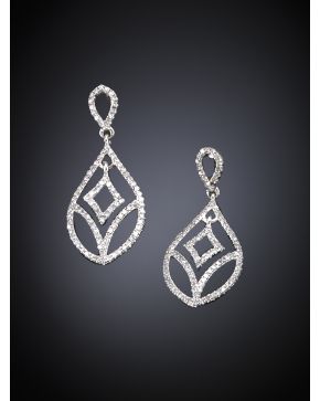 364-PENDIENTES COLGANTES DE BRILLANTES. Montura de oro blanco de 18k. 