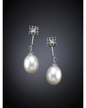 367-PENDIENTES DE BRILLANTES Y PERLA CULTIVADA. Montura de oro blanco de 18k.