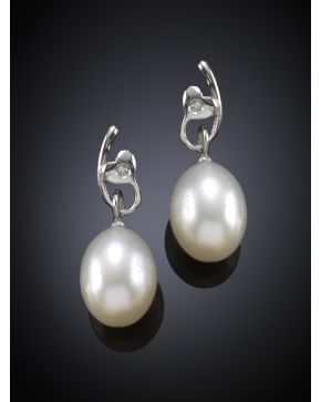 374-PENDIENTES DE PERLAS TIPO PERA CON BRILLANTES. Montura en oro blanco de 18k.