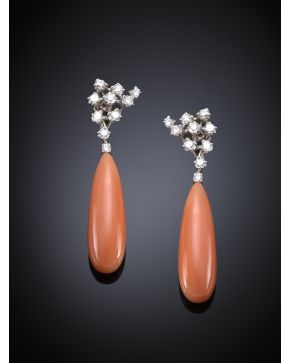 398-PENDIENTES LARGOS DE BRILLANTES Y LÁGRIMA DE CORAL ROSA. Montura de oro blanco de 18k. 