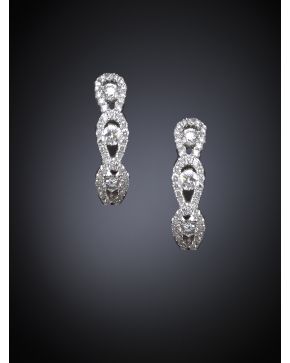 401-PENDIENTES MEDIAS CRIOLLAS DE BRILLANTES. Montura de oro blanco de 18k. 