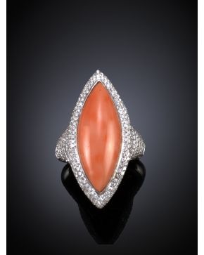 402-SORTIJA LANZADERA DE CABUJÓN DE CORAL ROSA Y PAVÉ DE BRILLANTES. Montura de oro blanco de 18k. 