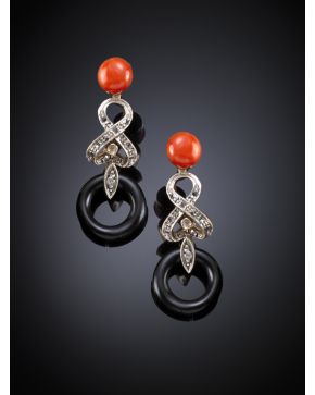 406-PENDIENTES. ESTILO ANTIGUO DE DIAMANTES. CORAL Y ÓNIX. Montura de oro amarillo de 14k con el frente en plata.