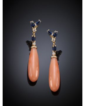 413-PENDIENTES COLGANTES DE ZAFIROS. BRILLANTES Y LÁGRIMA DE CORAL ROSA. Montura de oro amarillo de 18k.