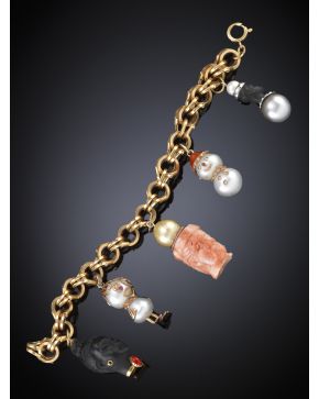 415-ORIGINAL PULSERA CON DIJES DE DIFERENTES FORMAS EN CORAL. PERLAS AUSTRALIANAS Y BRILLANTES. 