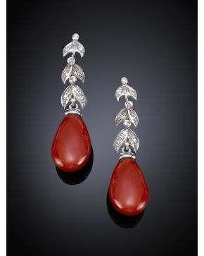 418-PENDIENTES HOJAS DE BRILLANTES Y PERILLAS DE CORAL ROJO MEDITERRÁNEO. Montura de oro blanco de 18k. 