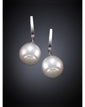 421-PENDIENTES COLGANTES DE PERLAS AUSTRALIANAS BARROCAS. Montura en oro blanco de 18k.