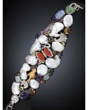 429-ESPECTACULAR BRAZALETE FORMADO POR ANIMALES CUAJADOS DE BRILLANTES. ZAFIROS DE COLORES. CABUJONES DE PIEDRAS SEMIPRECIOSAS Y BELLAS PERLAS AUSTRALIANA