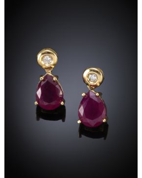 430-PENDIENTES DE RUBIES Y BRILLANTES . Montura en oro amarillo de 18k.