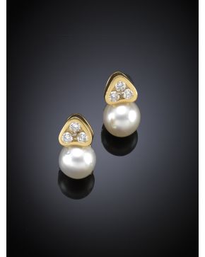 431-PENDIENTES DE PERLAS AUSTRALIANAS DE 9MM DE DIÁMETRO APROX. DE INTENSO ORIENTE DECORADAS CON TRÍOS DE BRILLANTES. Montura en oro amarillo de 18 K.