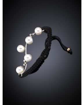 457-PULSERA DE PERLAS CULTIVADAS Y DETALLES DE BRILLANTES. Montura de oro blanco de 18k e hilo de seda negro.