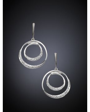 508-PENDIENTES COLGANTES FORMADOS POR DOBLE ARO DE BRILLANTES. Montura en oro blanco de 18k.