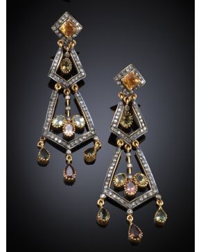 520-PENDIENTES LARGOS. ESTILO ART DECÓ DE DIAMANTES Y TURMALINAS. Montura de oro amarillo de 18k con el frente en plata.