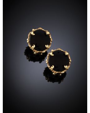 534-PENDIENTES DE ÓNIX. Montura  de oro amarillo labrado de 18k.