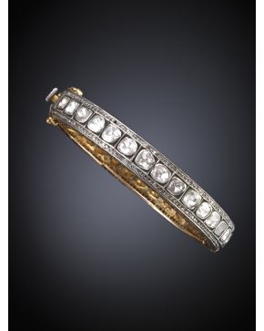 579-BRAZALETE RÍGIDO DE DIAMANTES. TALLA ROSA. ESTILO ANTIGUO. Montura de oro amarillo de 18k con el frente en plata.