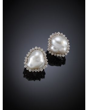 624-PENDIENTES DE PERLAS BARROCAS DE INTENSO ORIENTE ORLADAS DE BRILLANTES. Ligera montura de garras en oro blanco de 18k.