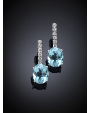 628-PENDIENTES COLGANTES DE BRILLANTES Y TOPACIOS AZULES. Montura de oro blanco de 18k. 