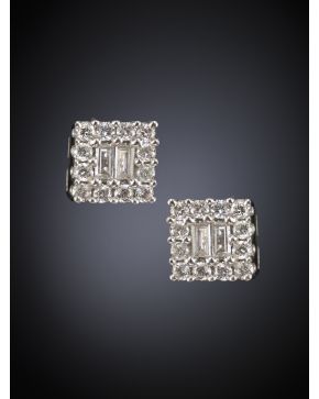 63-PENDIENTES DORMILONAS CON CENTRO DE DIAMANTES. TALLA BAGUETTE Y ORLA DE BRILLANTES. Montura de oro blanco de 18k. 