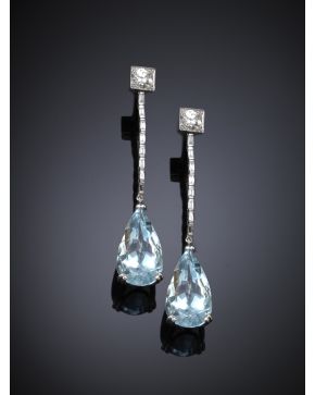 634-ELEGANTES PENDIENTES LARGOS DE BRILLANTES Y TOPACIOS AZULES. TALLA PERA. Montura en platino. 