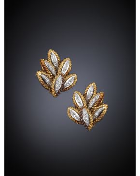 635-ELEGANTES PENDIENTES EN RAMA DE HOJAS CON CENTROS DE BRILLANTES. Montura en oro amarillo de 18k.