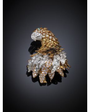 640-BROCHE ÁGUILA FIRMADO DURÁN. CON CUERPO CUAJADO DE BRILLANTES BLANCOS. FANCY. BROWN Y YELLOW. PLUMAS DE DIAMANTES. TALLA MARQUISE.