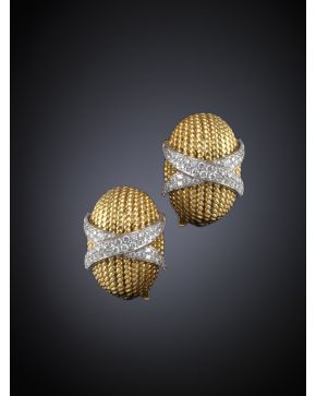 642-PENDIENTES DE BRILLANTES EN ASPA. Montura de oro amarillo y blanco de 18k.