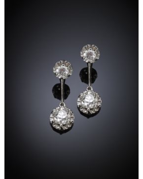 661-PENDIENTES LARGOS. ESTILO ANTIGUO DE DIAMANTES. Montura de oro amarillo de 18k y frente en platino. 