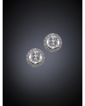 675-PENDIENTES ROSETONES DE BRILLANTES. Montura de oro blanco de 18k. 