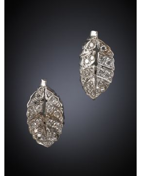 68-PENDIENTES HOJA DE BRILLANTES. Montura en oro blanco de 18k. 