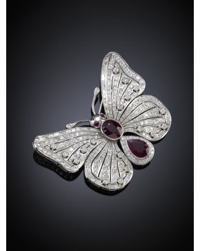 724-GRAN BROCHE. C.1940. EN FORMA DE MARIPOSA CUAJADA DE BRILLANTES Y BELLOS RUBÍES. CON UN PESO DE 13CT.APROX. Montura en platino. 