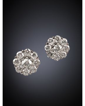 73-PENDIENTES DE BRILLANTES EN FORMA FLOR. Montura en oro blanco de 18k.