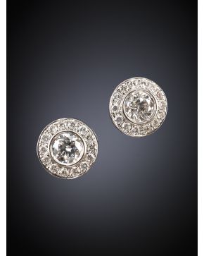 74-PENDIENTES ROSETONES BRILLANTES. Montura de oro blanco de 18k. 