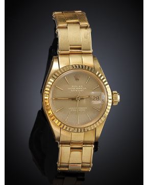 748-ROLEX OYSTER PERPETUAL DATEJUST. RELOJ DE PULSERA PARA SEÑORA. CAJA Y BRAZALETE EN ORO AMARILLO DE 18K. MOVIMIENTO AUTOMÁTICO. Esfera champán con nume