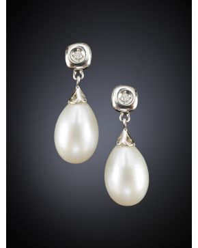 89-PENDIENTES DE PERLAS TIPO PERA Y BRILLANTES. Montura en oro blanco de 18k. 