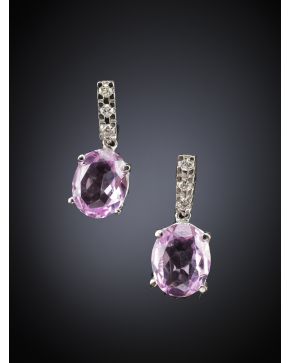 94-PENDIENTES DE LÍNEAS DE BRILLANTES DE LOS QUE PENDE UNA ROSA DE FRANCIA. Montura en oro blanco de 18k. Peso total de los brillantes: 0.18 ct.aprox.