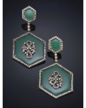 103-ELAGNTES PENDIENTES GEOMÉTRICOS DE ESMALTE VERDE TRASLUCIDO CUAJADOS DE DIAMANTES TALLA ROSA. Montura en plata pavonada con terminaciones en oro amari